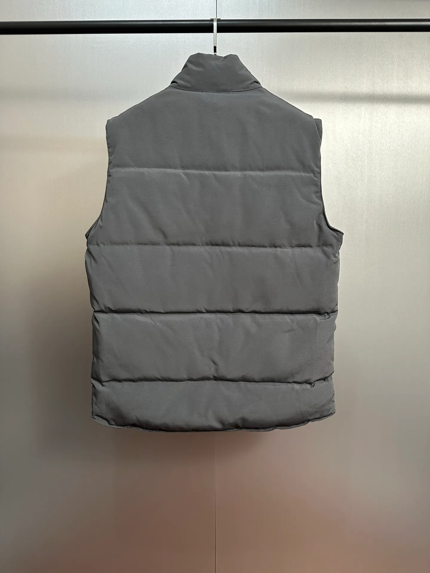 P520 Canada Goose down vest, dark gray and versatile, warm and stylish, easily adaptable to many styles, great for layering in autumn and winter~ There is only one protagonist in autumn and winter every year, and that is the goose. Any other category is a supporting role. Super stylish, simple and versatile, a must-buy item in autumn and winter. This excellent down vest can be freely layered with various clothes, it can be worn with T-shirts, sweaters, sweaters, and thin cotton, and it is made of wear-resistant fabric without being pretentious! Color: black, gray, white Size: XS, S, M, L, XL, XXL